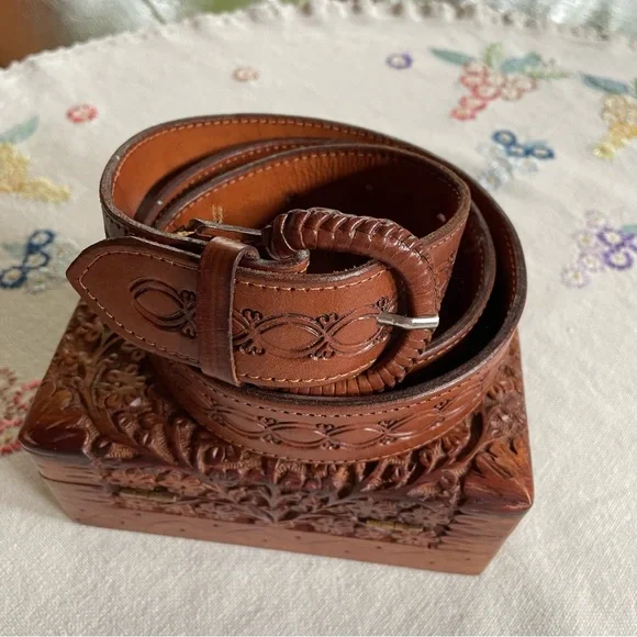 Vintage Hand Tooled Western Brown Leather Belt. Unisex 43