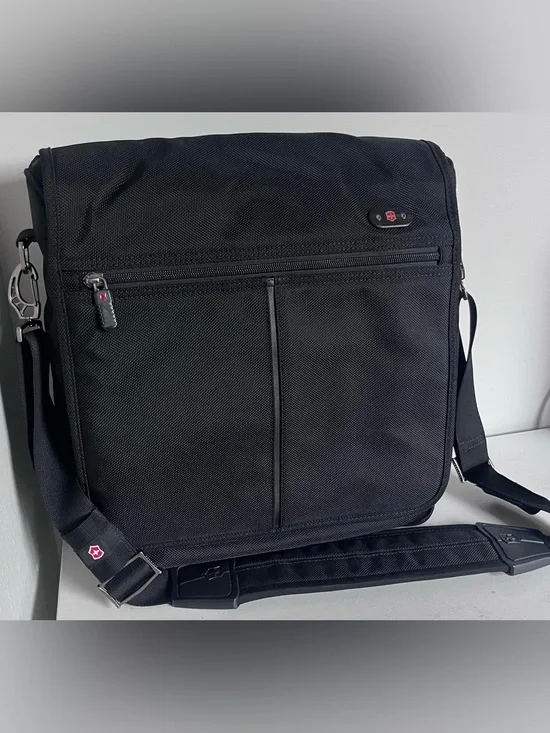 Victorinox by Swiss Army Black Crossbody Messenger Brief Bag Adjustable Strap