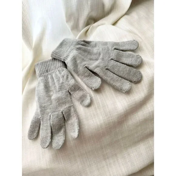 Grey knit gloves