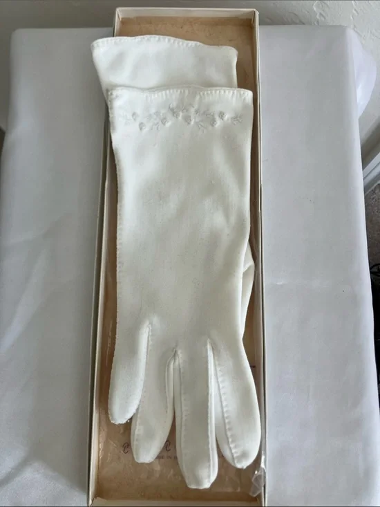 Vintage White Embroidered Dress Gloves