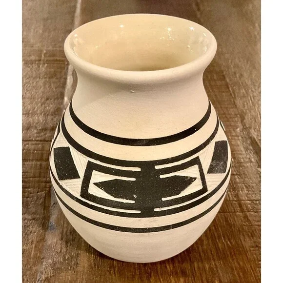 Vintage Wheel Thrown Vase by Gerald Black Tail Deer Sioux Pottery 3.8
