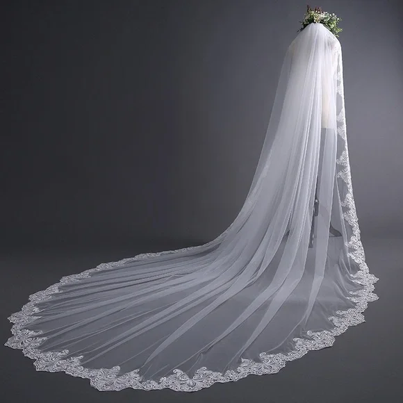 Long Lace-Edged Bridal Veil in White