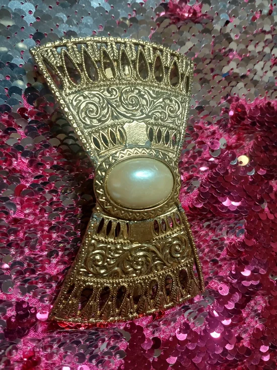 Gold Filigree Bow Brooch with Pearlescent Cabochon