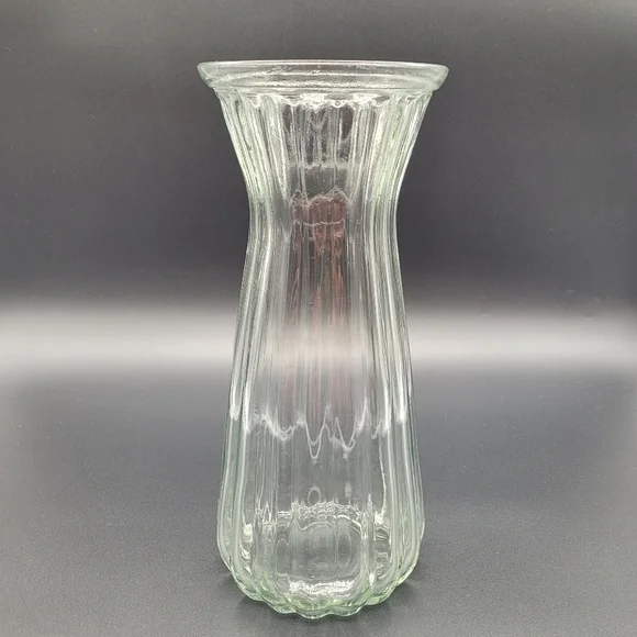 Clear Ribbed Glass Flower Vase​​​