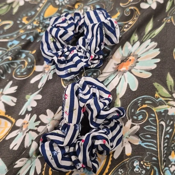 ❤️10/$13 new bundle of 2 scrunchies