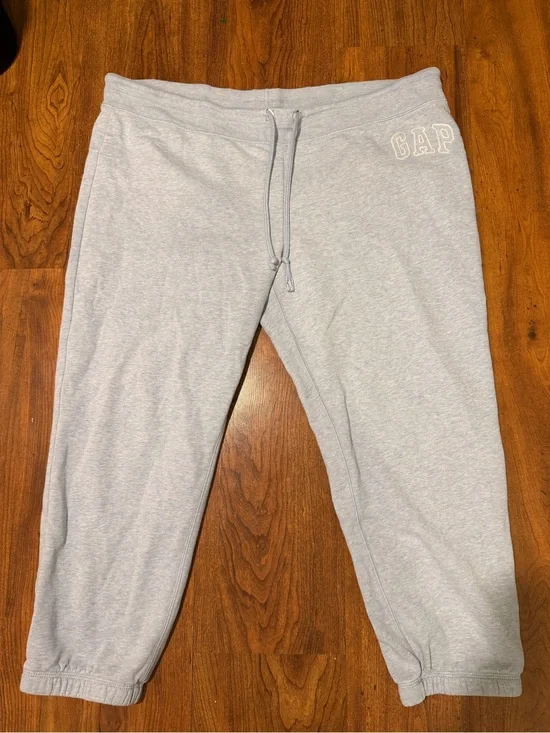 GAP woman’s Heather Light Gray Jogger Sweatpants
