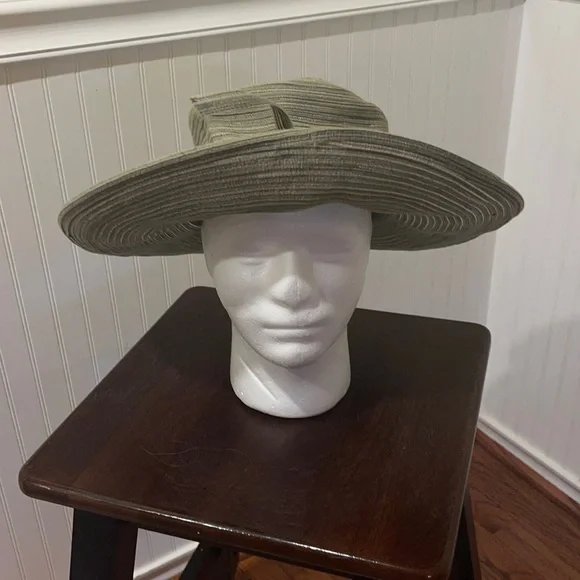 Ladies Unbranded Beach wide brim hat. Standard size.