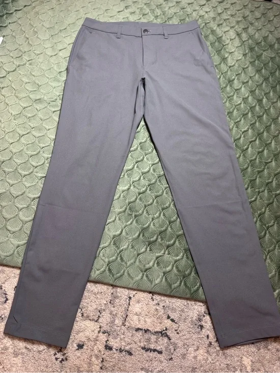 Lululemon men's ABC pants in grey size 32 EUC in warpstreme fabric