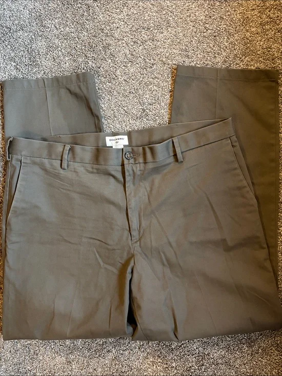 Dockers Olive Green men’s Straight Chinos 40 x 32 washed but not worn