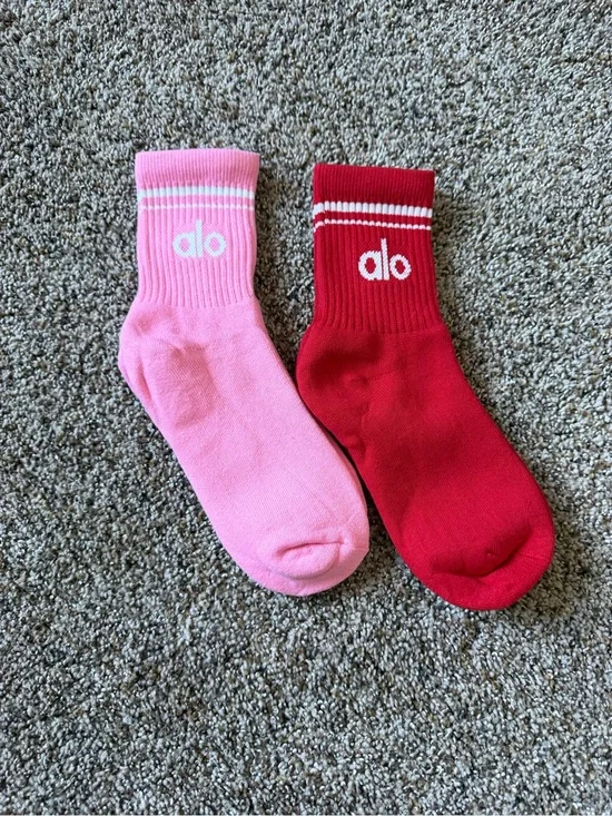 2 pack of ALO Yoga Half Crew Throwback Pink and Red Socks