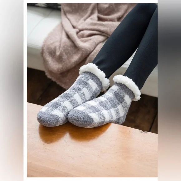 MUK LUKS 2pairs warm & cozy faux fur pink & gray plaid Ankle Height‎ Cabin socks