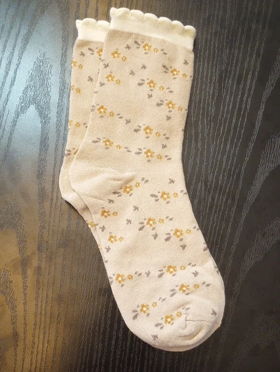 Brown Cream Ditsy Floral Classic Scallop Cuffs Crew Mid-calf Socks