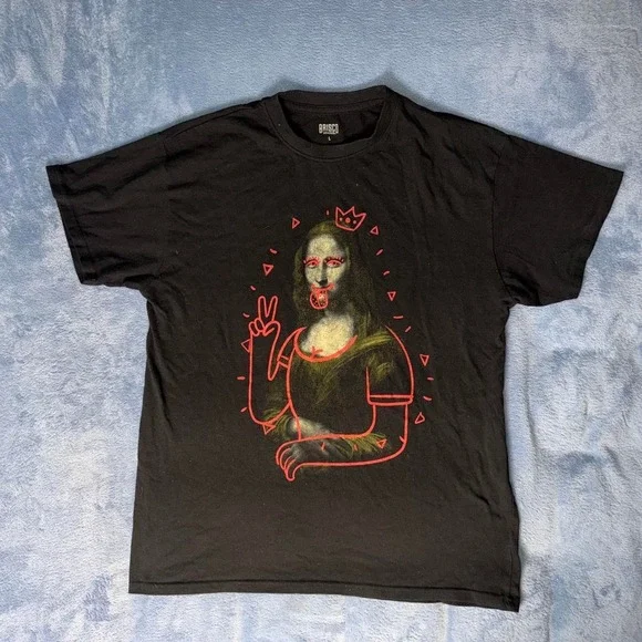 Black Briscoe tee with red outline of Mona Lisa