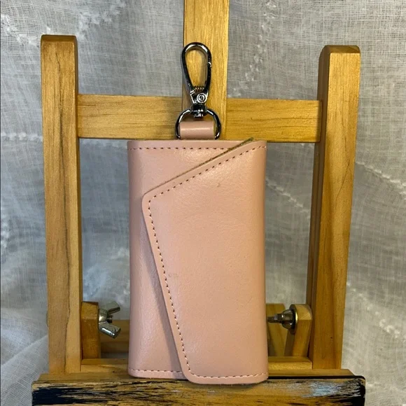 NWOT Keychain soft leather key organizer