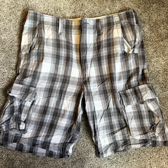 Urban Pipeline Men's‎ Black Gray and White Plaid Cargo Shorts