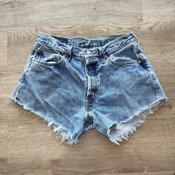 Levi's 501 Denim Jean Shorts Women cheeky-cut Size 33 reduced 30
