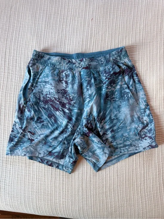lululemon athletica Men's Athletic Shorts in Teal and Dark Teal Pattern