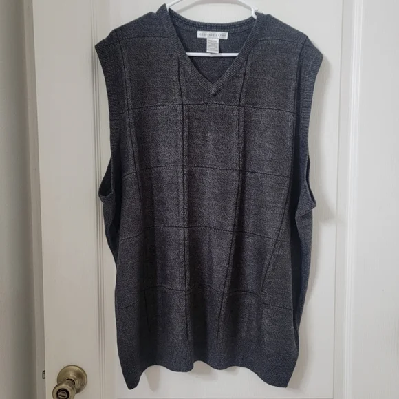 Geoffrey Beene Size XXL Gray / Black Windowpane V Neck Sweater Vest, EUC