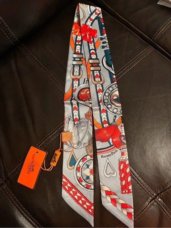 Hermes. Harnais de Coeur 100% Silk Twilly