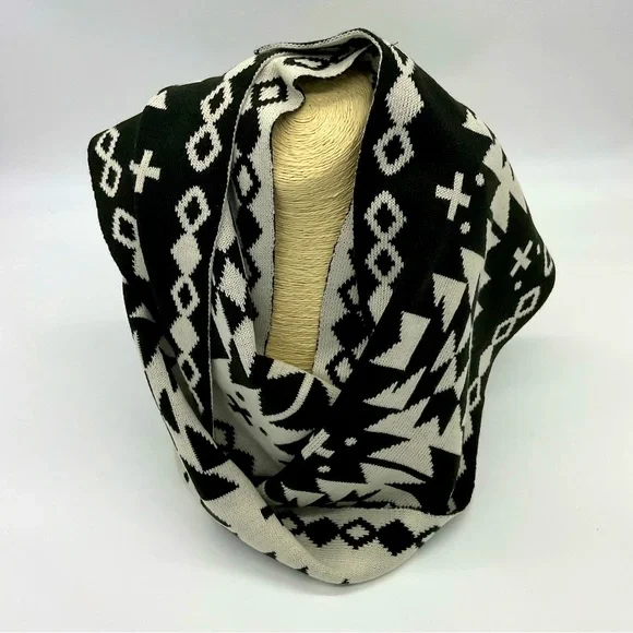 NWOT Charlie Paige Black / White Woven Scarf