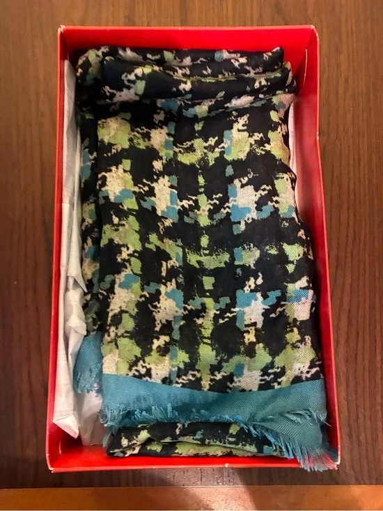 NEW PRICE! Coach Bonnie Boucle Houndstooth Scarf GUC