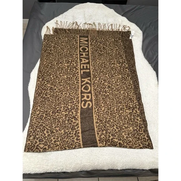 New Michael Kors Women's Cheetah Print Scarf Size One Size NWT
