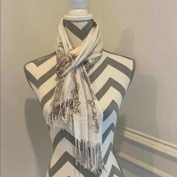 Gorgeous Cream & Brown Paisley Patterned Women's Fashion Scarf Wrap One Size
