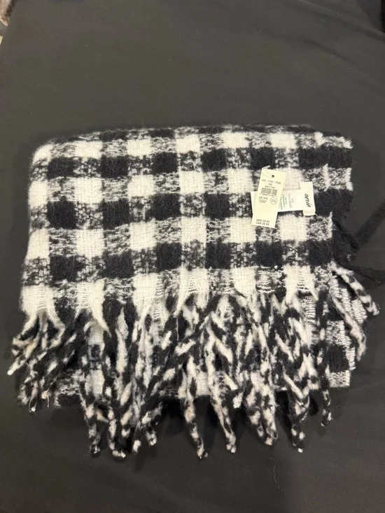 Aerie Black and White Checkered Blanket Scarf NWT