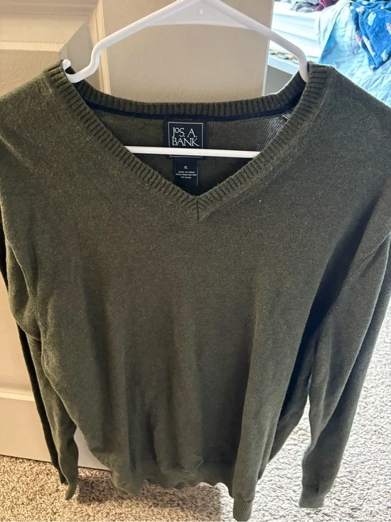 Jos. A. Bank Men's V-Neck Sweater in Olive