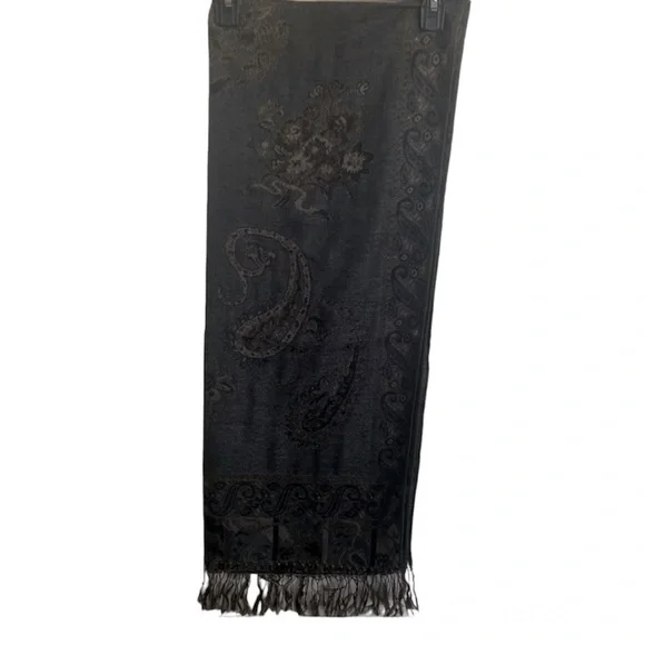 Beautiful Paisley style Women’s Scarf NWOT