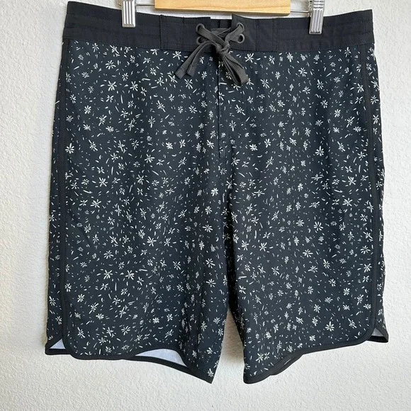 prAna Vintage Boardshort Mens 30 Black Above Floral Stretch Swim Trunks 1972761