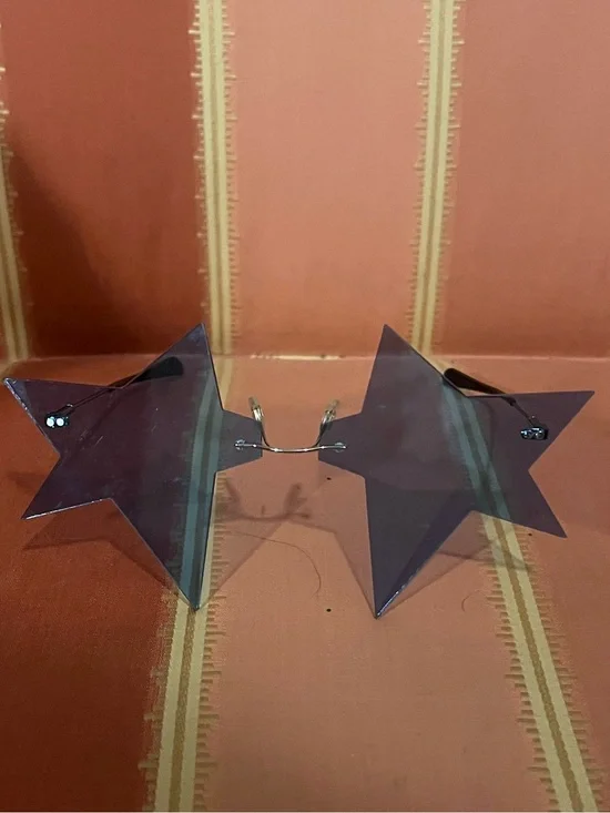 ⭐️ STAR STRUCK ⭐️ Rimless star-shaped sunglasses purchased at 2017 Dragcon