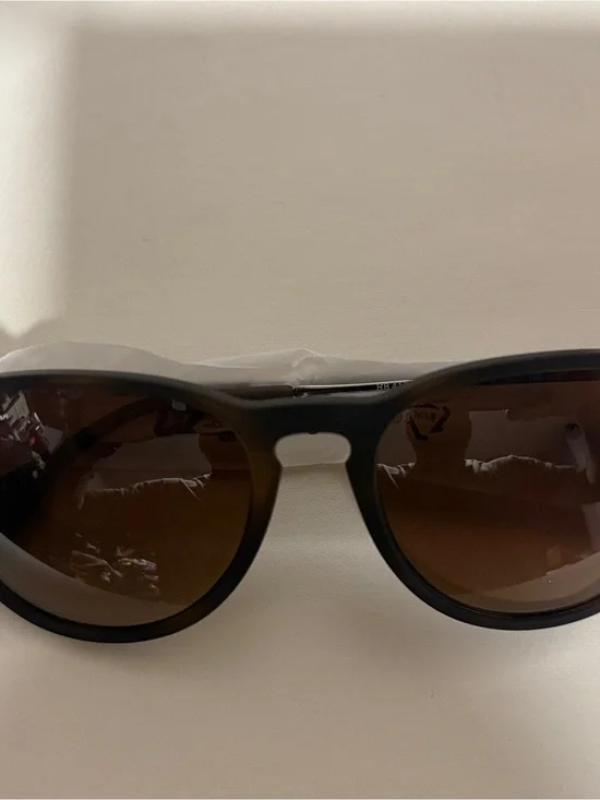 Ray-Ban Men’s Black Frame Sunglasses with Brown Gradient Lenses