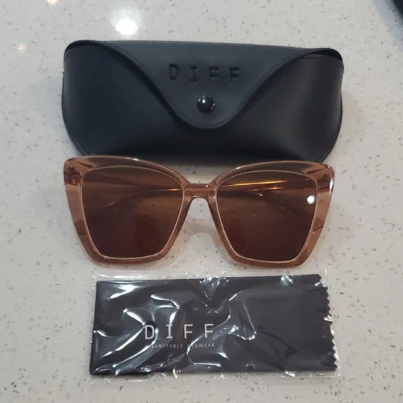 Diff Eyewear Tan Sunglasses