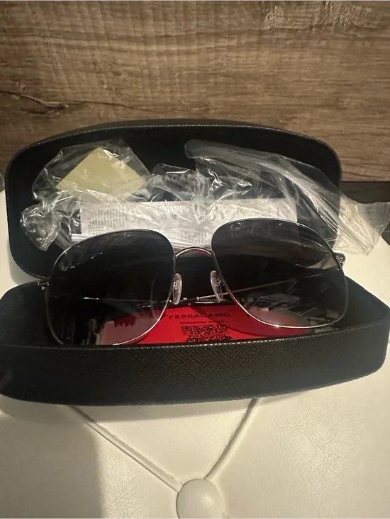 Salvatore Ferragamo Aviator Sunglasses New in Case Polished silver frame/blk len