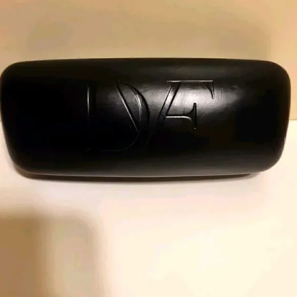 NEW DVF Black Leather Fuchsia Velvet Lined Hard Clamshell Eye/Sunglass Case