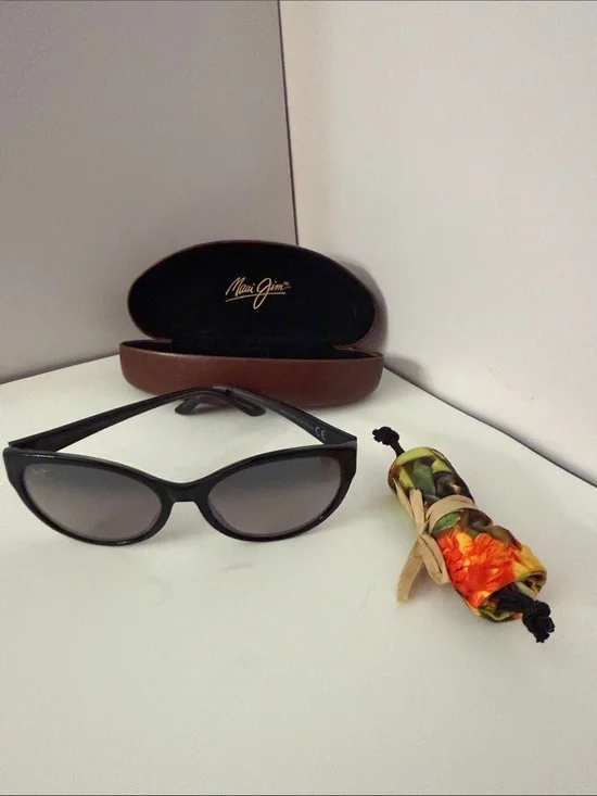 Maui Jim Black Cat-Eye Sunglasses with Floral Microfiber Pouch