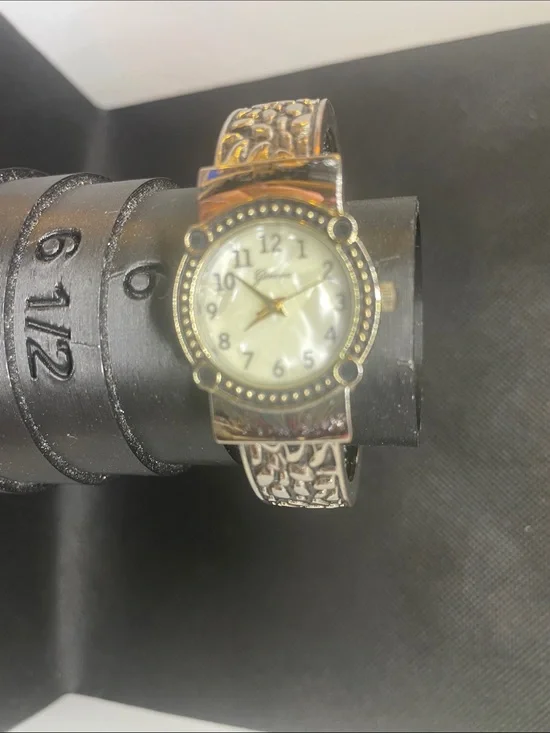 Geneva Ladies Watch mother of pearl face hinged band new battery unused