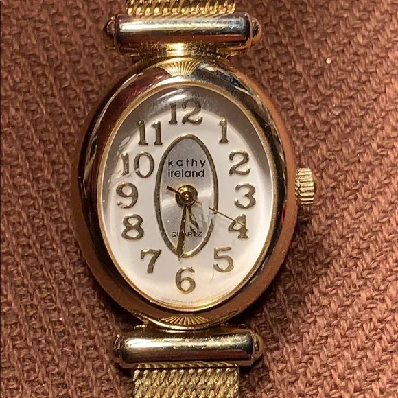 Kathy Ireland sleek classic vintage looking watch