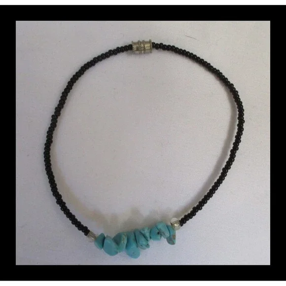 8-1/2 In Black Beaded Bracelet with Faux Turquoise Nuggets B024