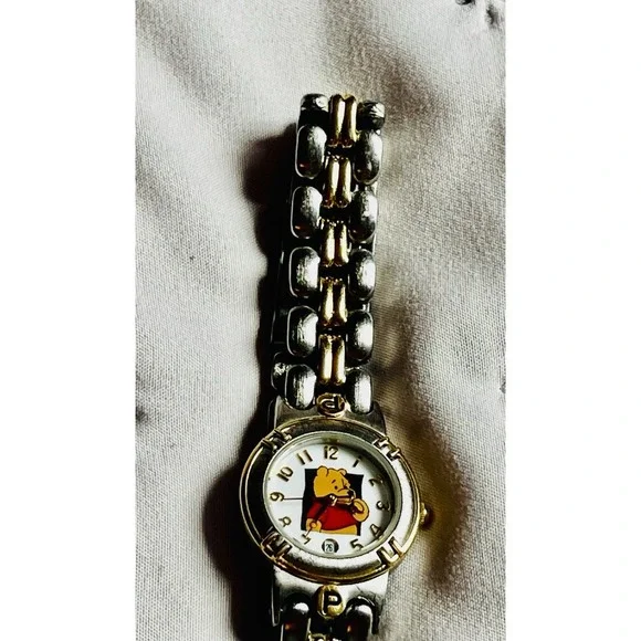 Vintage Ladies DISNEY WINNIE THE POOH Watch New Battery. Works.