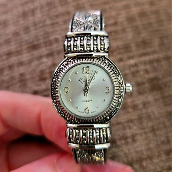 🌞Antique Silver Women's Quartz Hinged Cuff Watch