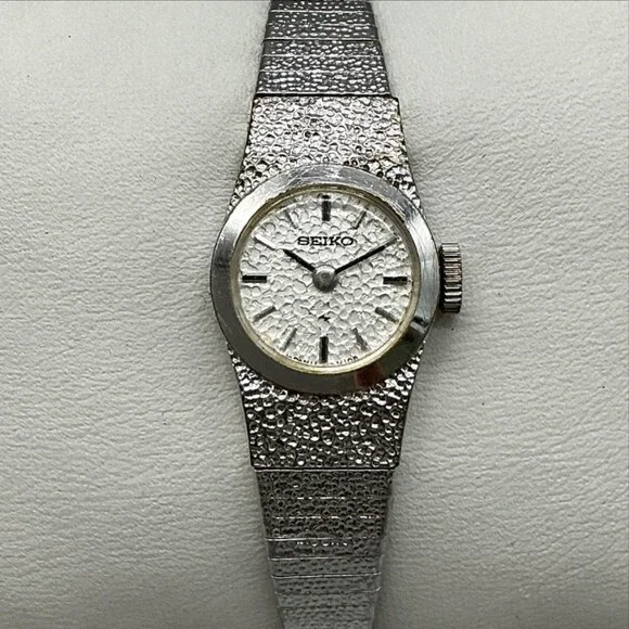 Vintage Seiko Womens Watch 16mm Silver Tone 11-0459 Round Dial Manual Wind 6.75