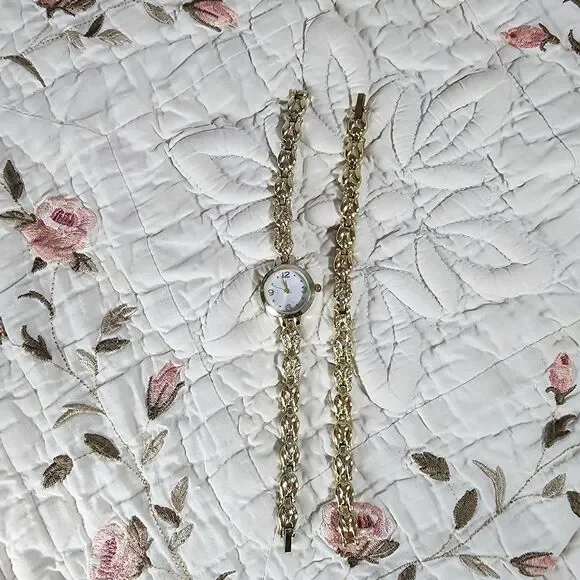 Vintage Gold Tone Women's Quartz Watch and Matching Link Bracelet Gift Set
