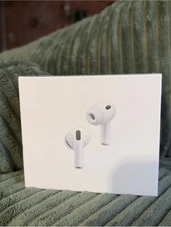 Apple AirPods Pro (White) with Wireless Charging Case