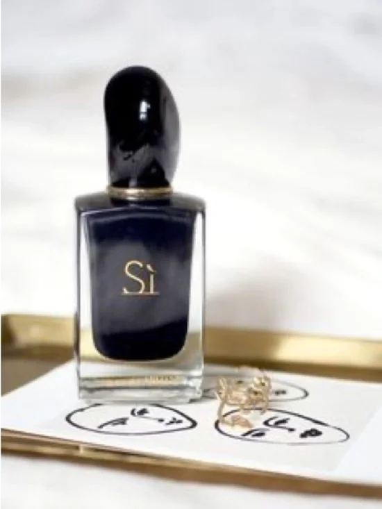 Giorgio Armani Si Intense - Black and Gold Accents