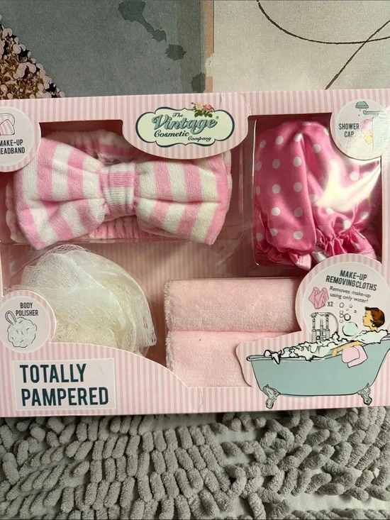 The Vintage Cosmetic Company Totally Pampered Bath Set - Pink