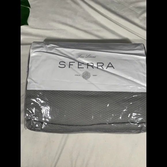 EUC SFERRA Perrio Full/Queen Coverlet Blanket in Silver Grey --DEFECTS--‎