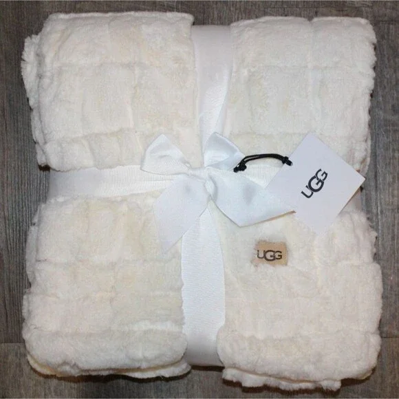 New with Tags UGG Home Yoselin Plush Throw Blanket‎ Snow White 50x 70