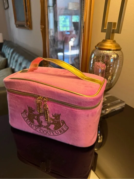NWOT Juicy Couture Pink Plush Cosmetic Train Case with Gold Trim Scottie Dogs